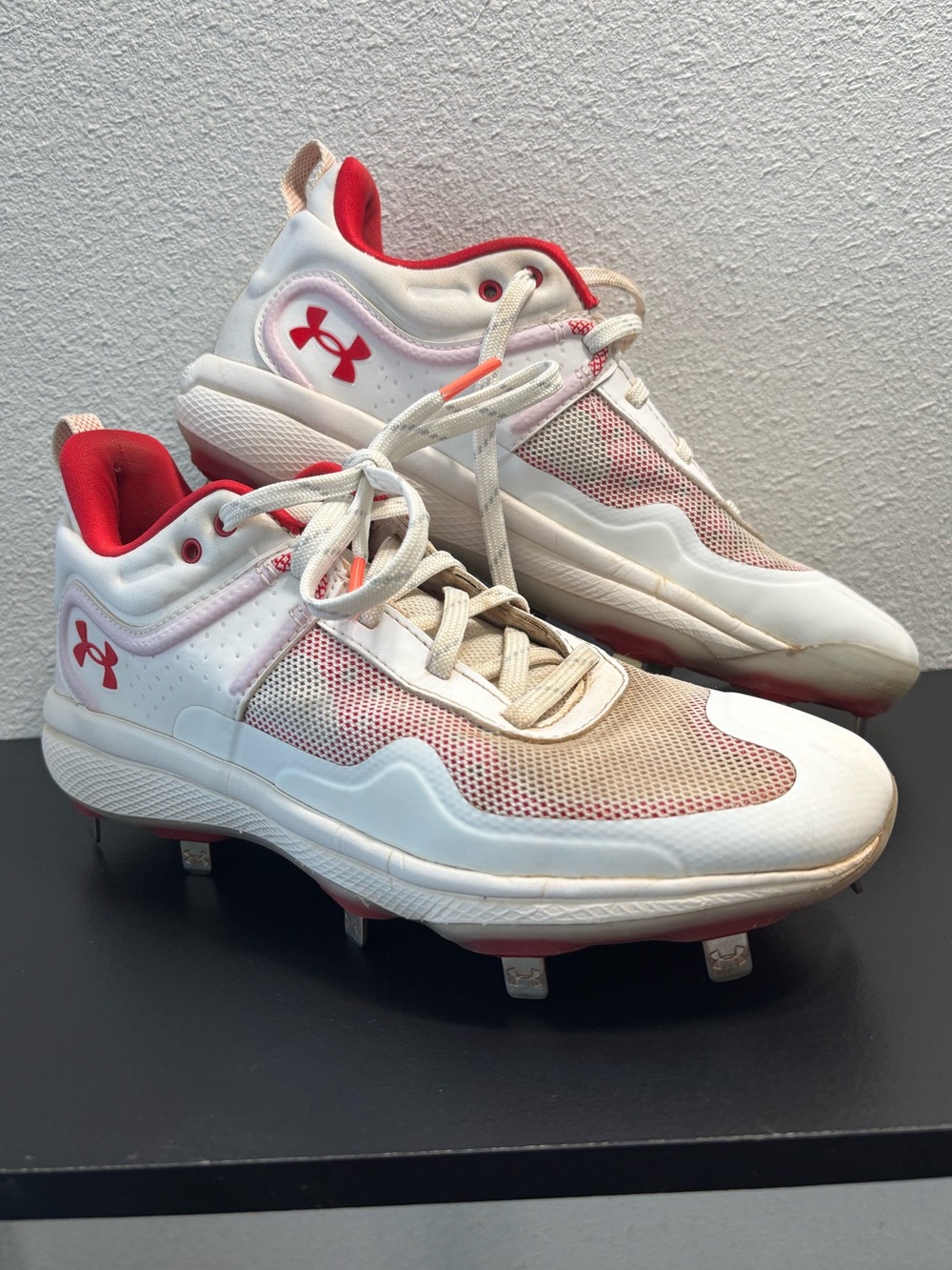 Women’s Under Armour Charged Glyde White and Red Softball Cleats Size 7.5